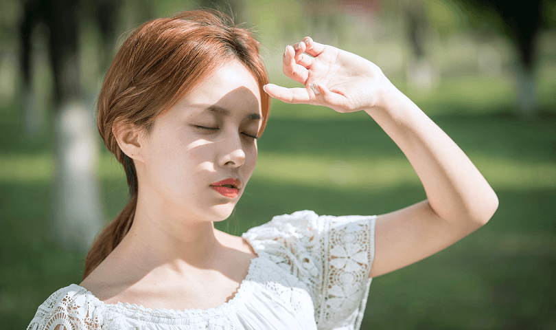 최근 선탠 또는 강한 자외선 노출 시 상담받는 모습