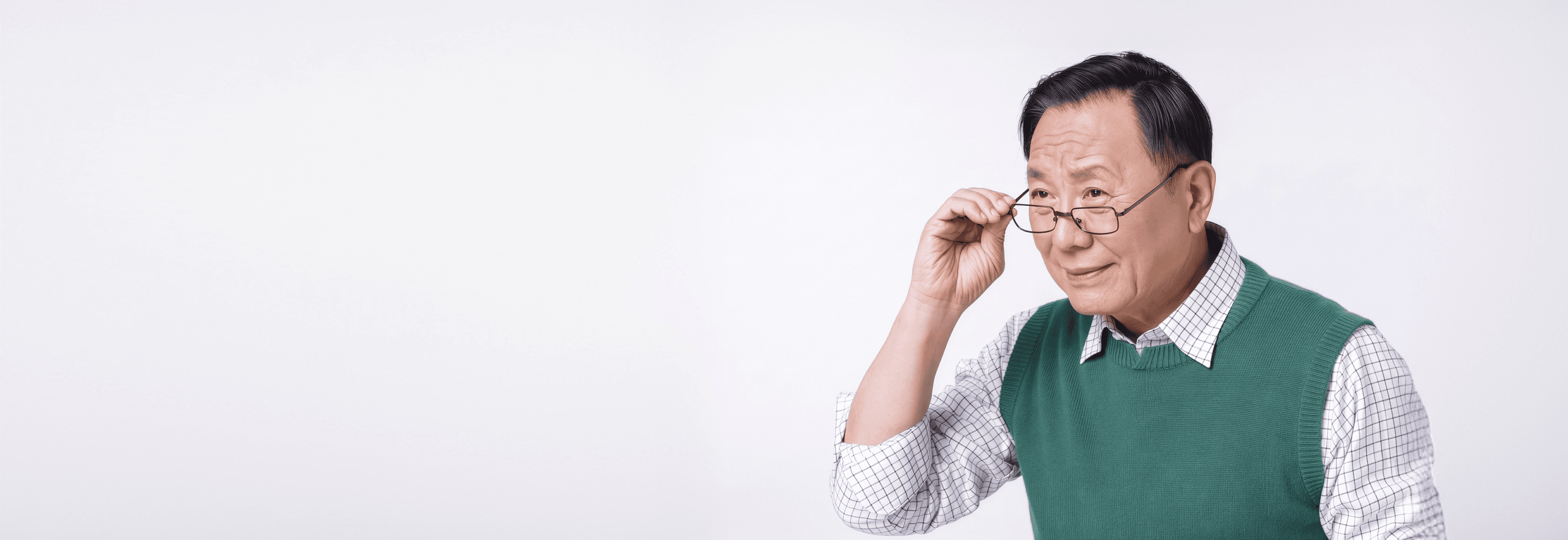 안경을 고쳐 쓰며 멀리 바라보는 중년 남성