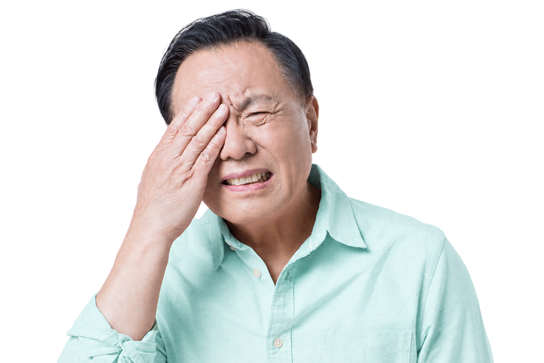 눈 충혈과 통증으로 한쪽 눈을 가리고 불편을 느끼는 사람